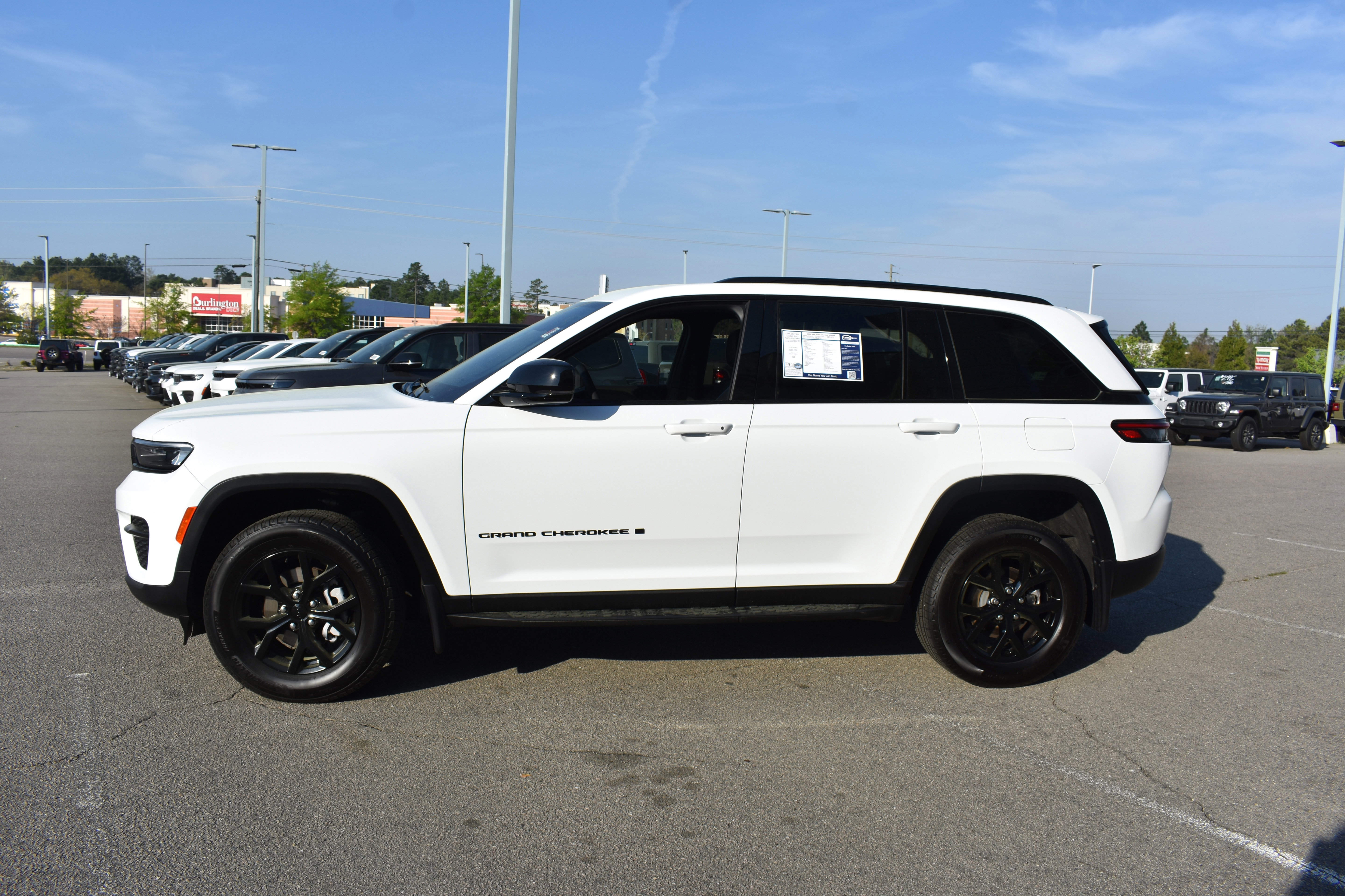 Used 2024 Jeep Grand Cherokee Altitude image 6