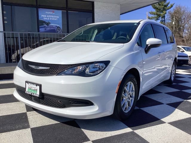 Used 2023 Chrysler Voyager LX image 1