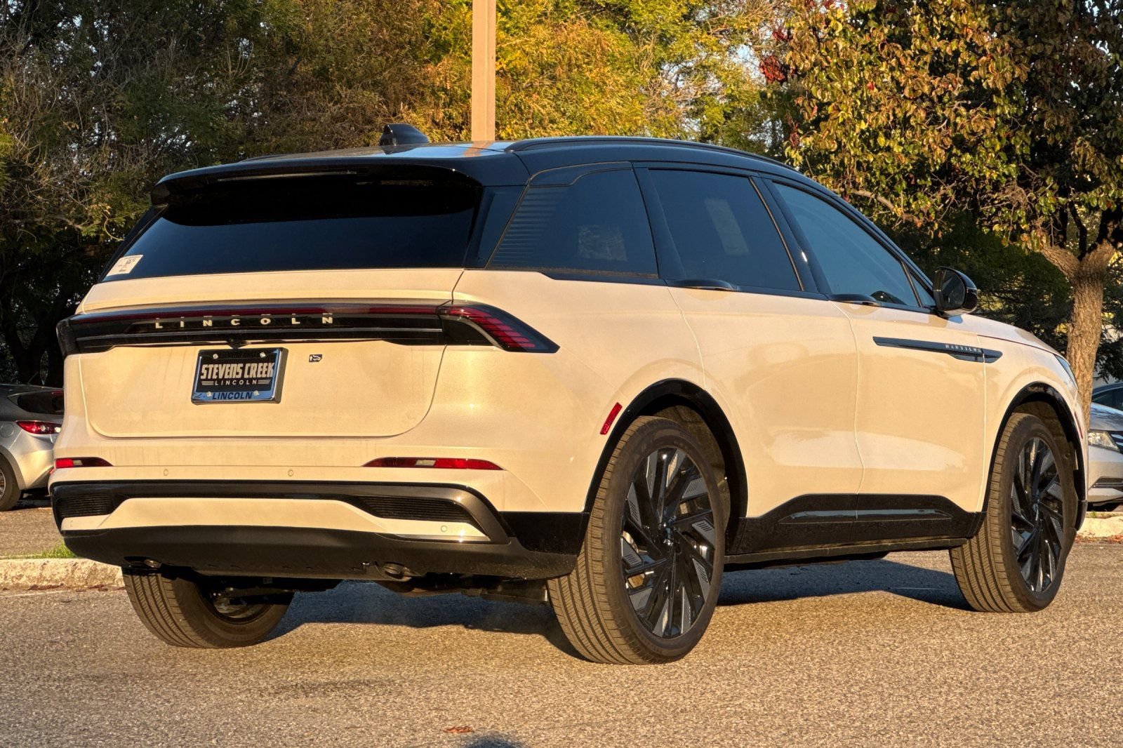 New 2026 Lincoln Nautilus Reserve w/ Jet Appearance Package AWD/4WD image 4