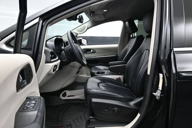 Certified 2022 Chrysler Pacifica Touring-L AWD/4WD image 19