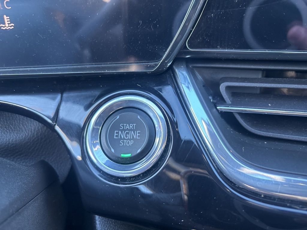 Used 2025 Chevrolet Trax RS w/ Sunroof Package image 24