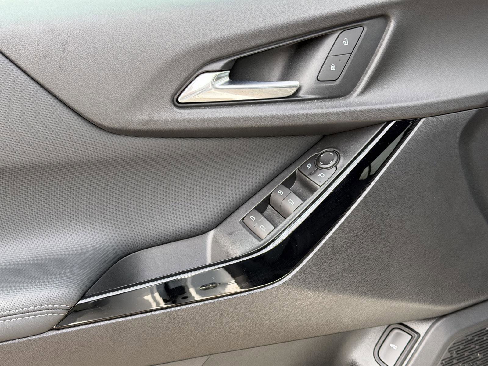 Used 2025 Chevrolet Equinox LT w/ Convenience Package II image 11