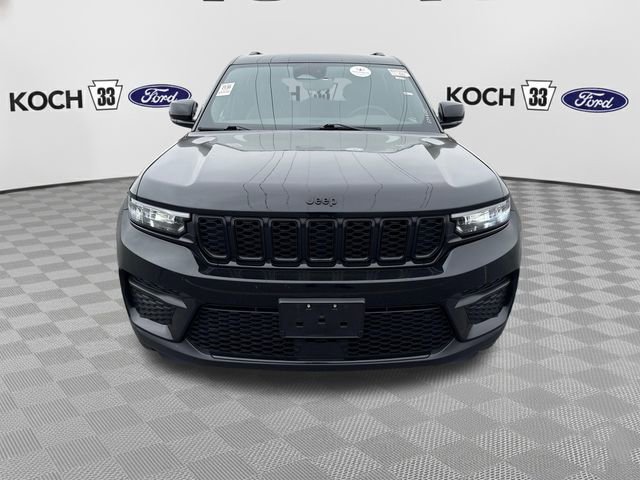 Used 2023 Jeep Grand Cherokee Altitude image 2