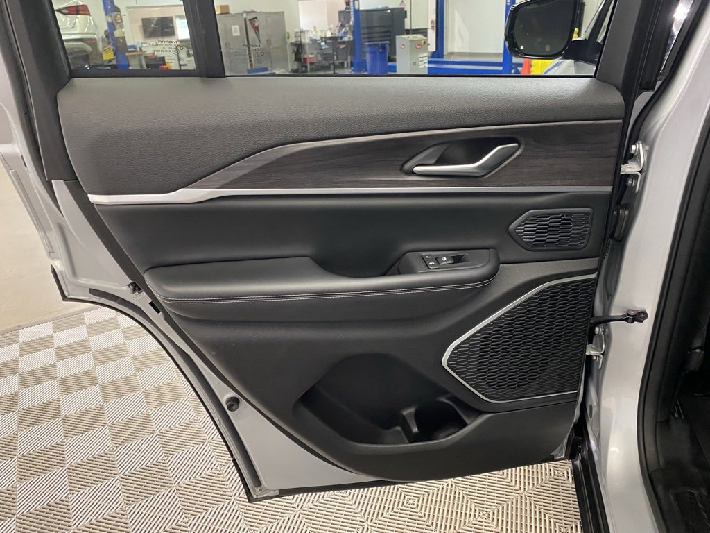 Used 2023 Jeep Grand Cherokee 4WD 4xe image 33