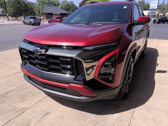 Used 2025 Chevrolet Equinox ACTIV w/ Safety and Technology Package FWD image 5