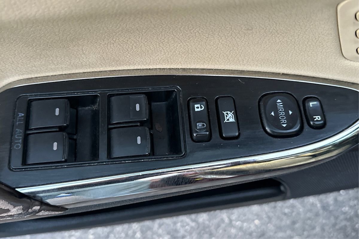 Used 2015 Toyota Avalon Limited image 38