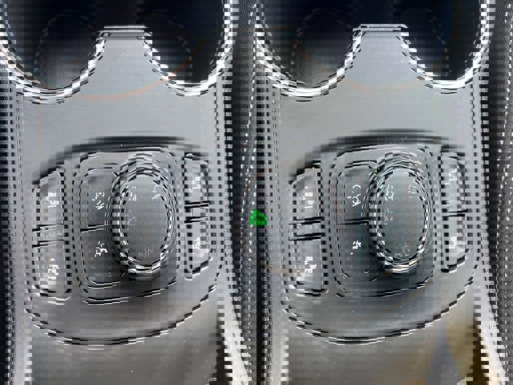 Used 2022 GMC Terrain SLE w/ Driver Convenience Package image 32