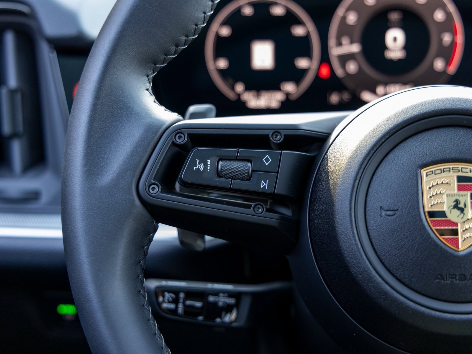 Certified 2025 Porsche Cayenne Coupe image 30