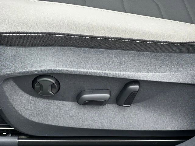 Used 2025 Volkswagen Taos SE image 29