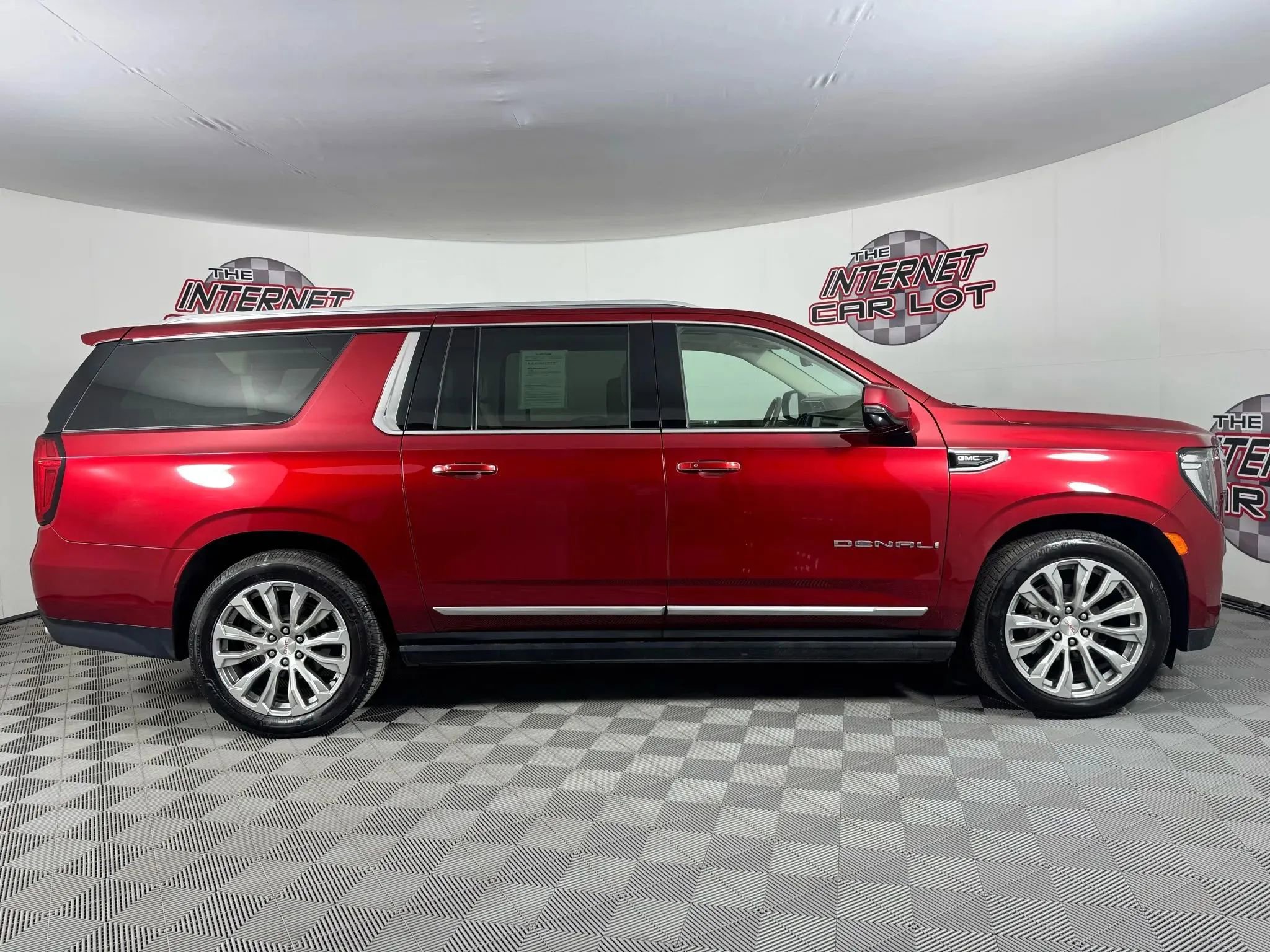 Used 2022 GMC Yukon XL Denali w/ Denali Premium Package image 8