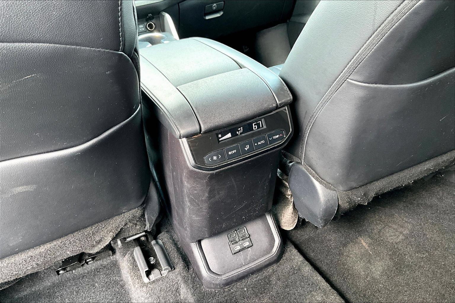 Used 2024 Toyota Highlander XLE AWD/4WD image 9
