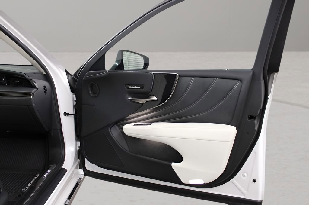 Used 2023 Lexus LS 500 w/ Interior Upgrade Package image 32