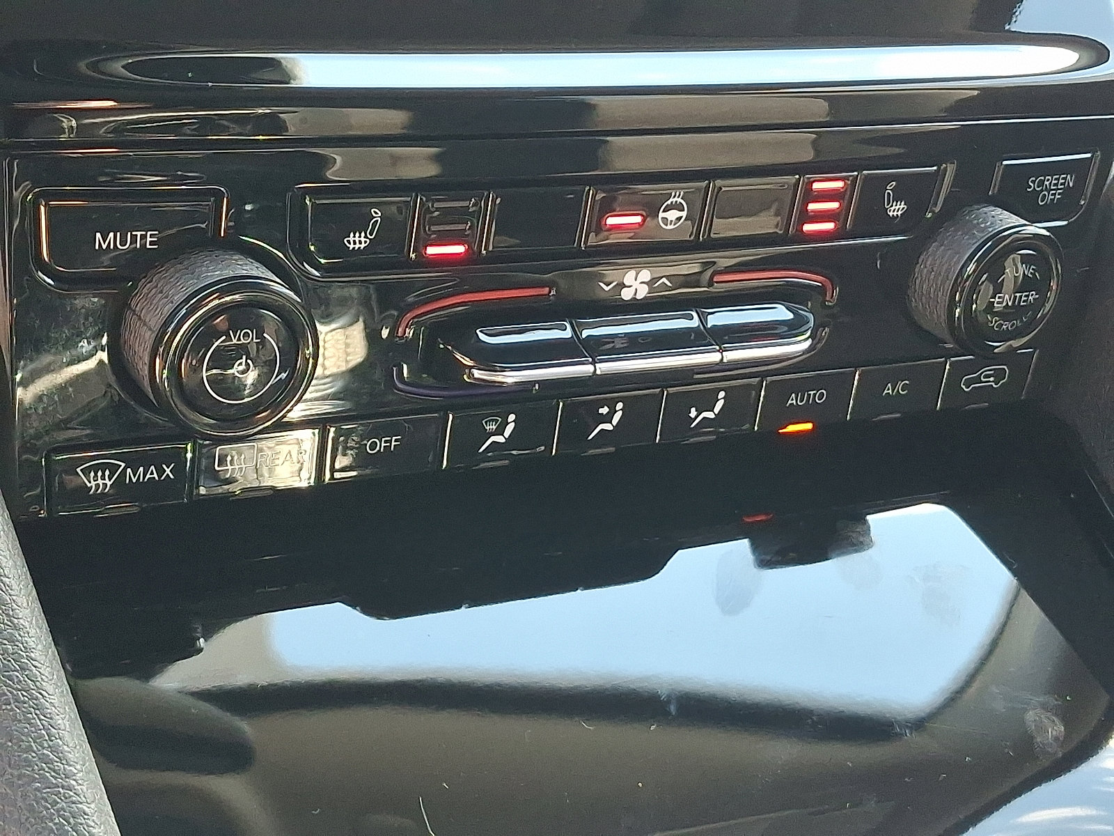 Certified 2022 Jeep Grand Cherokee Laredo w/ Luxury Tech Group I image 16