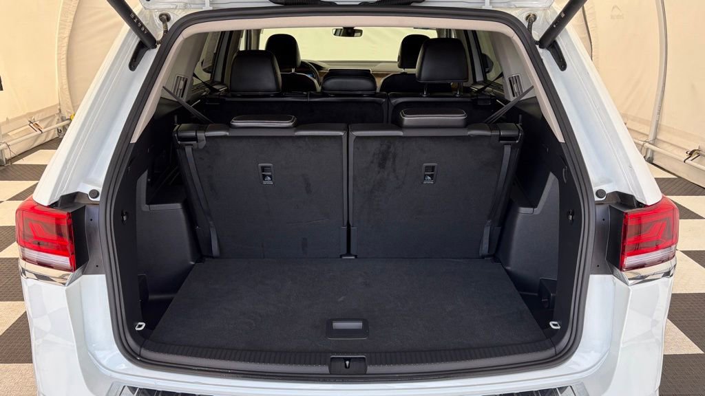 Used 2024 Volkswagen Atlas SE w/ Black Wheel Package image 4