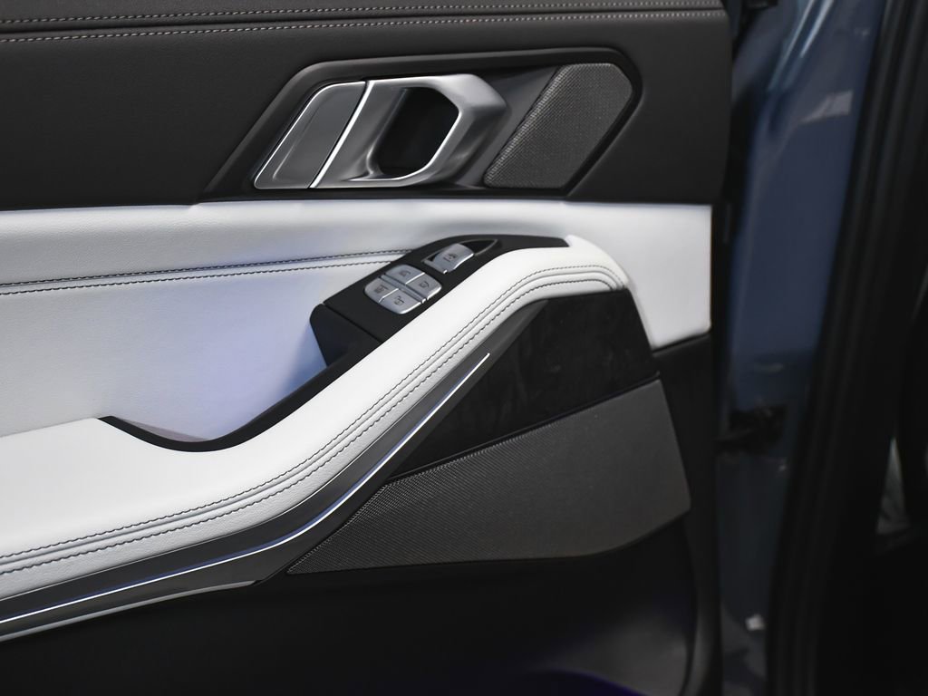 Used 2023 BMW X7 xDrive40i w/ Executive Package image 12