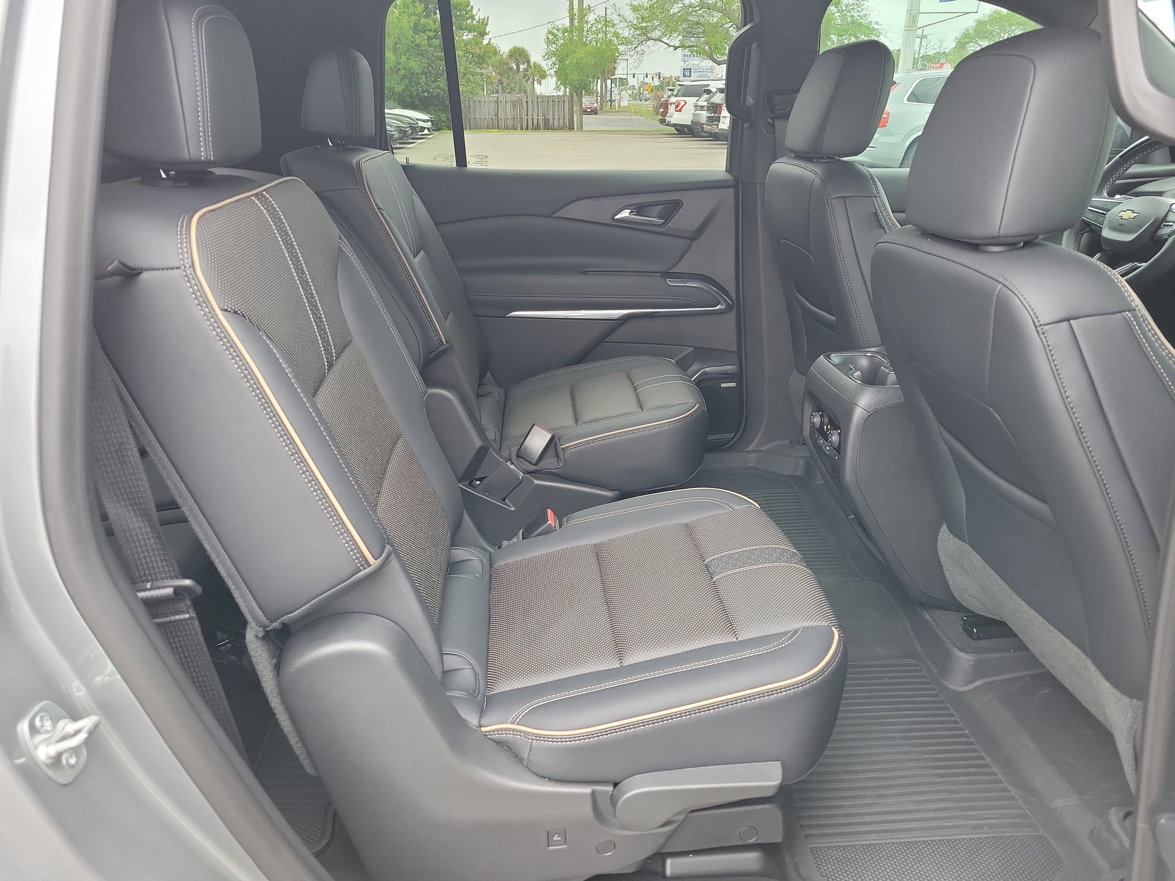 Used 2025 Chevrolet Traverse High Country FWD image 12