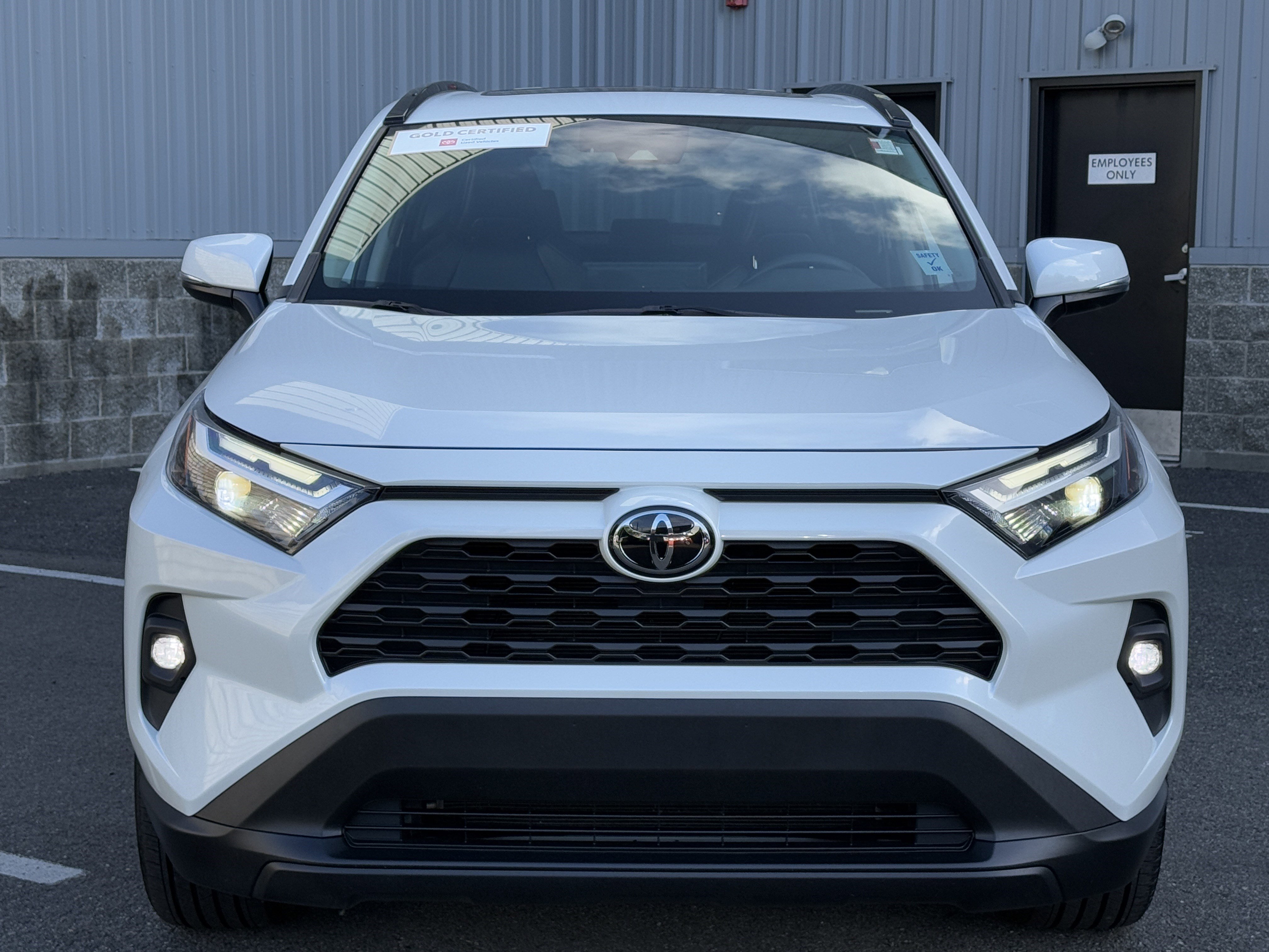 Used 2022 Toyota RAV4 XLE Premium image 9