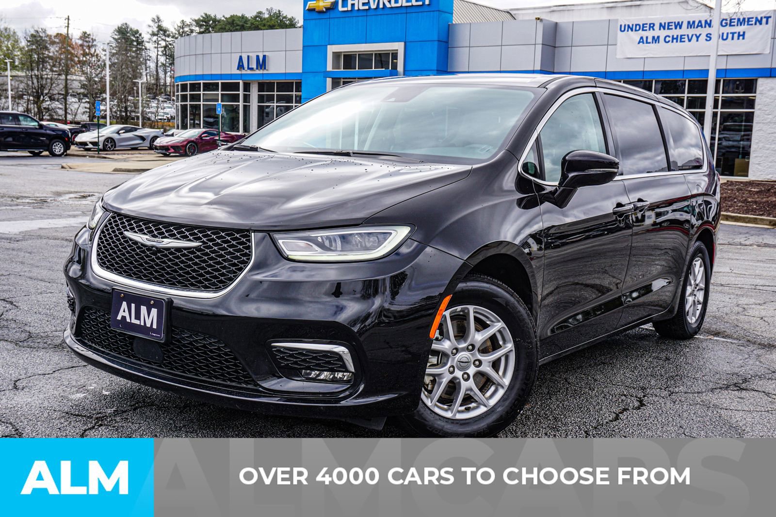 Used 2024 Chrysler Pacifica Touring-L image 3