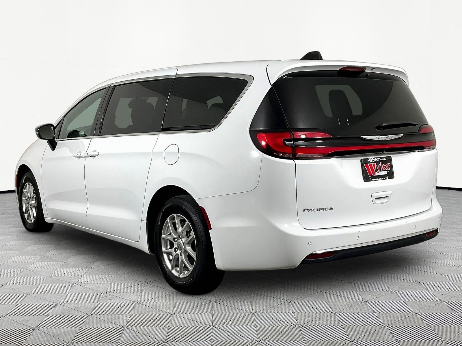 Used 2025 Chrysler Pacifica Select FWD image 4