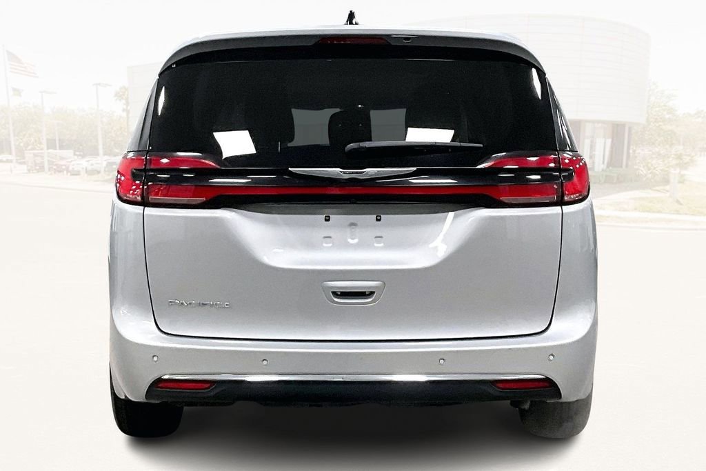 Used 2024 Chrysler Pacifica Touring-L image 5