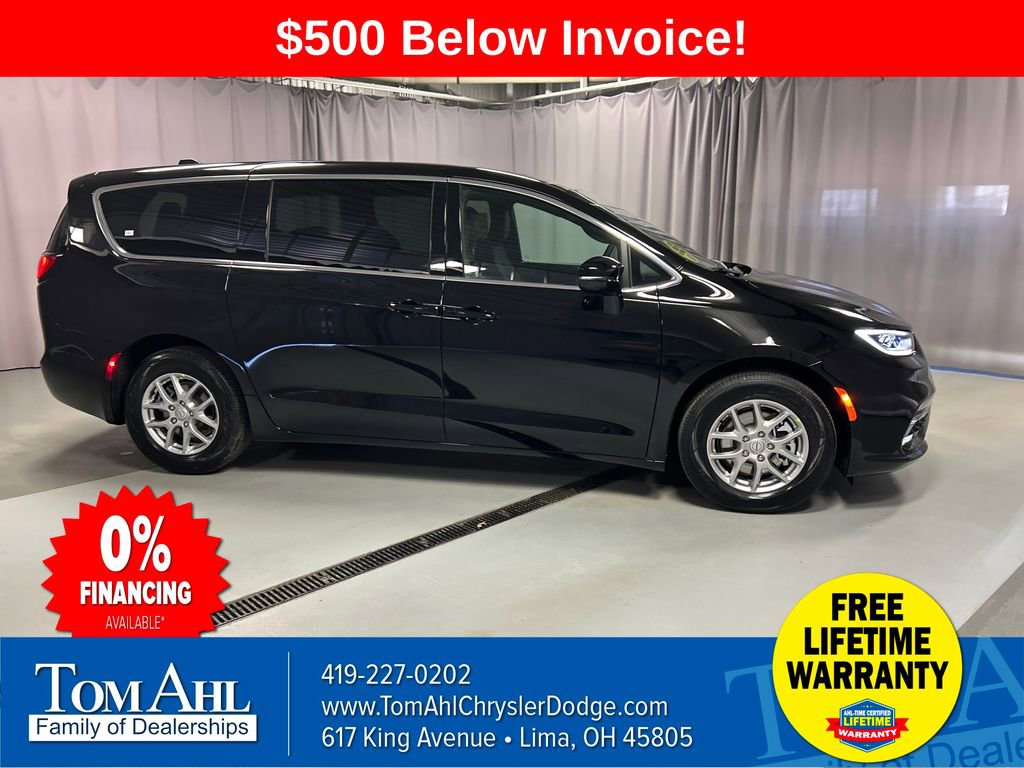 New 2026 Chrysler Pacifica Select image 8