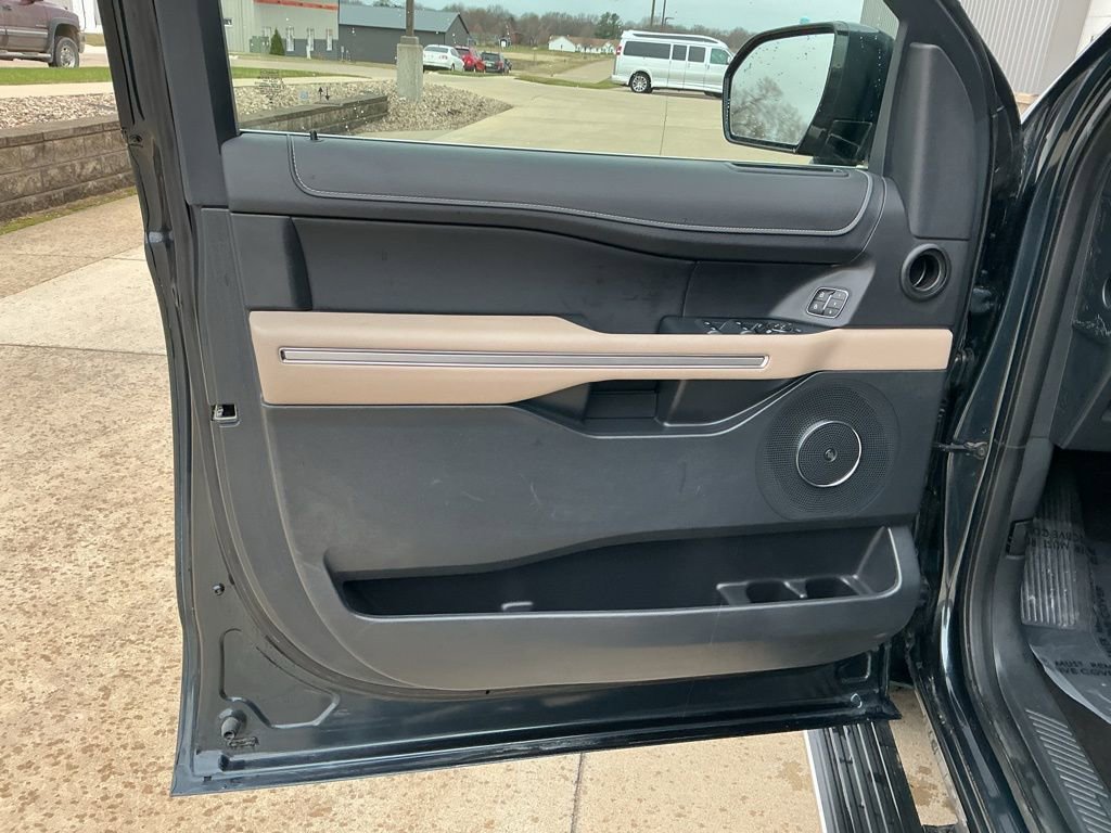 Used 2023 Ford Expedition Limited image 7