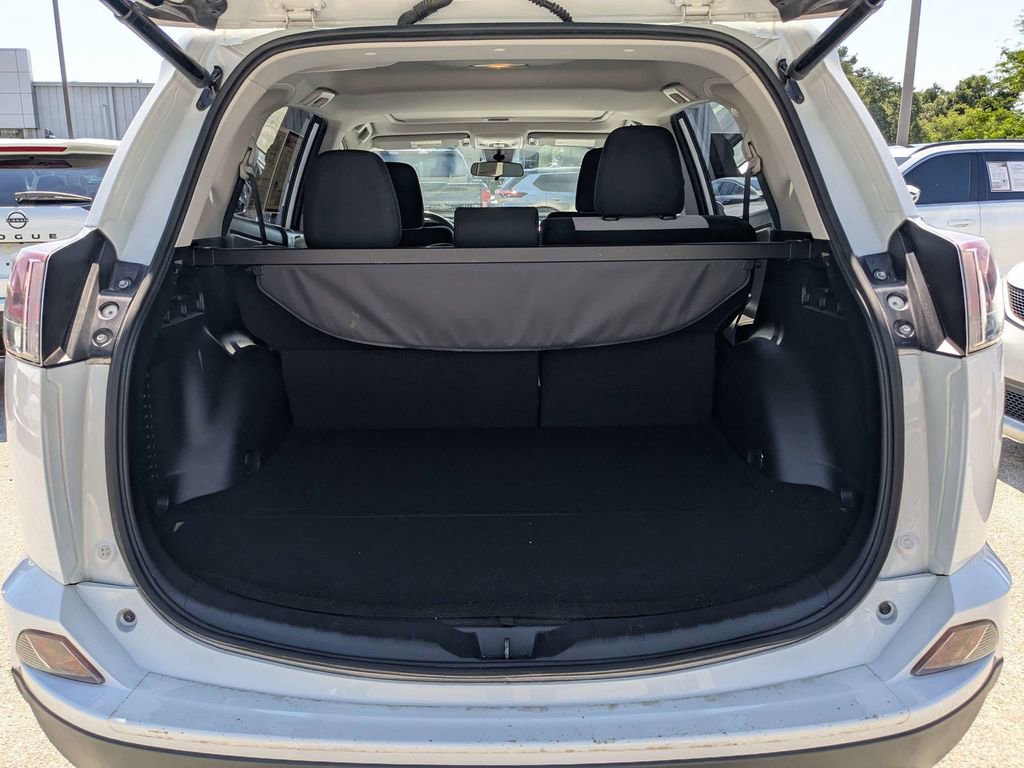 Used 2018 Toyota RAV4 XLE AWD/4WD image 11