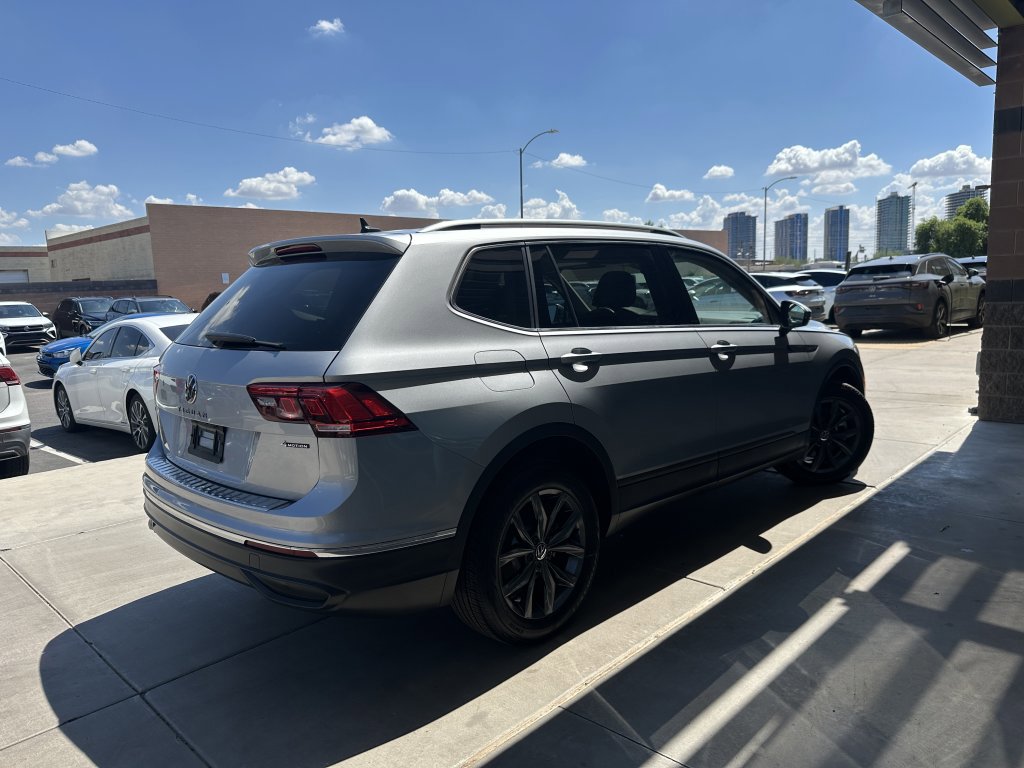 Used 2022 Volkswagen Tiguan SE w/ Panoramic Sunroof Package image 3
