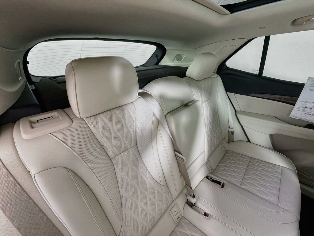 Used 2023 Buick Envision Avenir AWD/4WD image 28