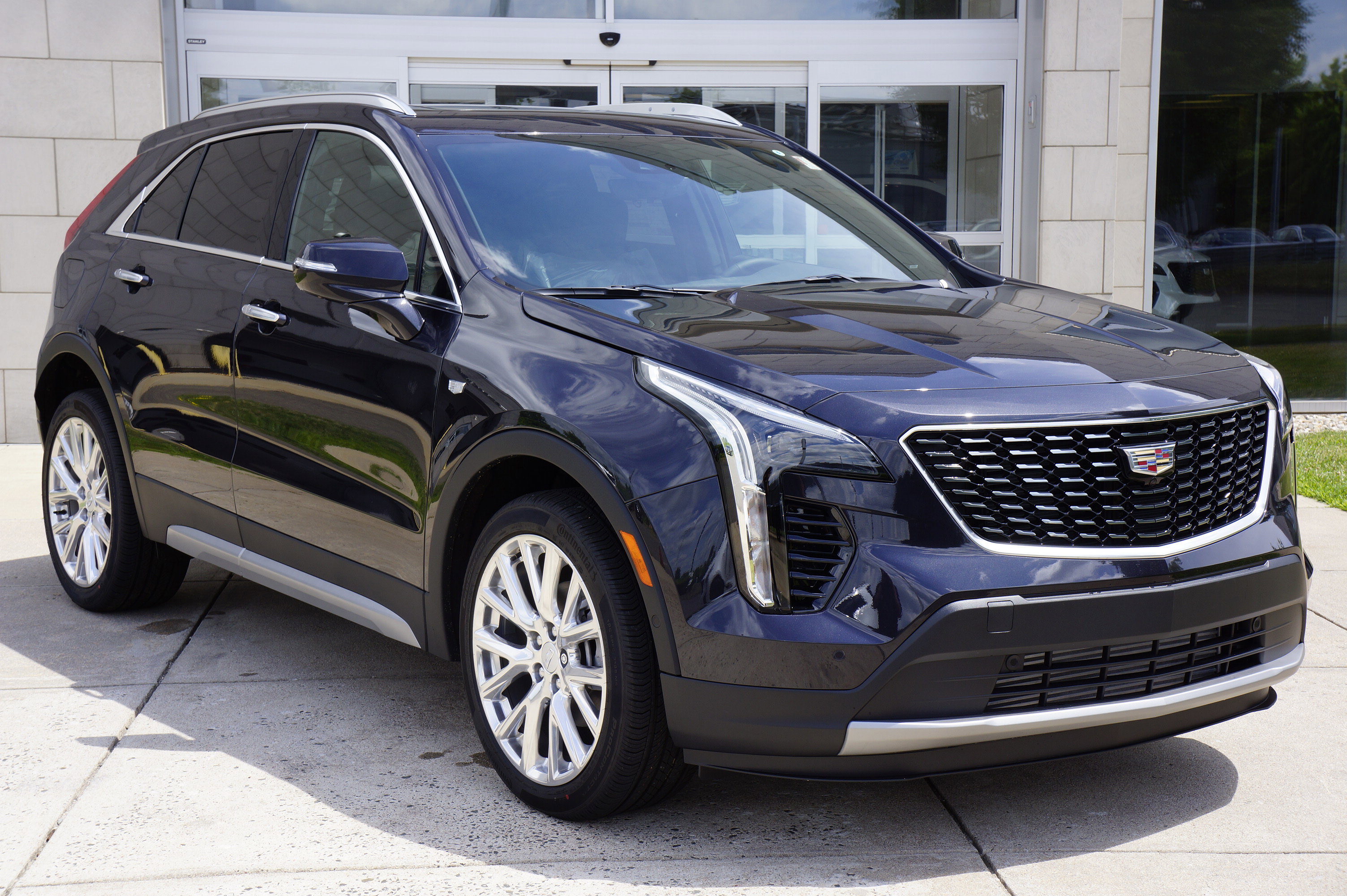 Used 2022 Cadillac XT4 Premium Luxury w/ Technology Package image 2