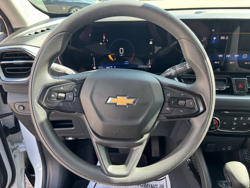 Used 2025 Chevrolet TrailBlazer LT AWD/4WD image 16