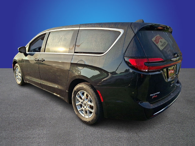 Used 2023 Chrysler Pacifica Touring-L FWD image 6