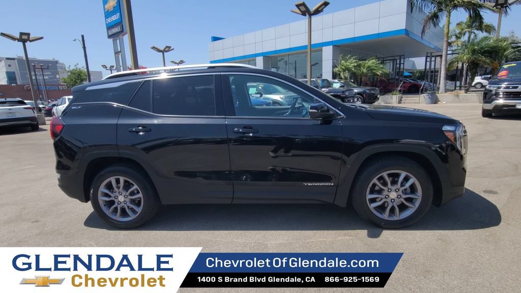 Used 2023 GMC Terrain SLT FWD image 2