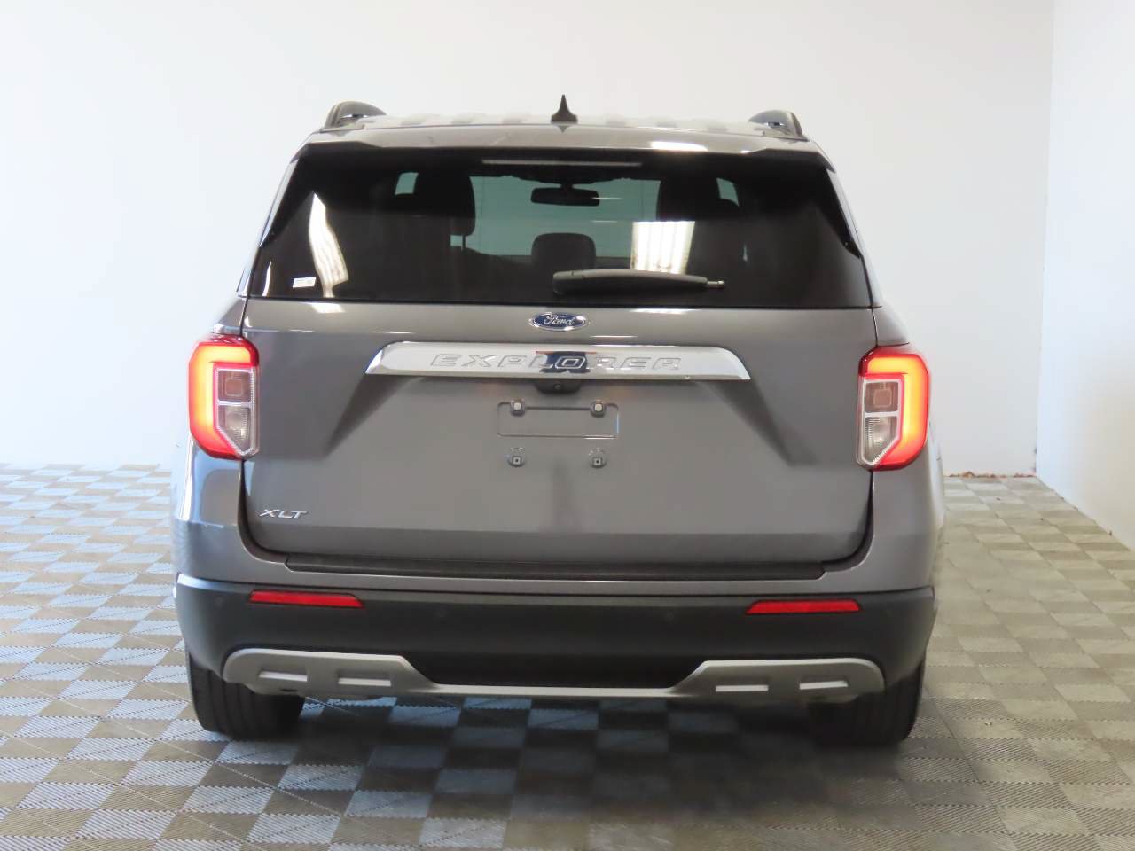 Used 2023 Ford Explorer XLT w/ Equipment Group 202A RWD image 4