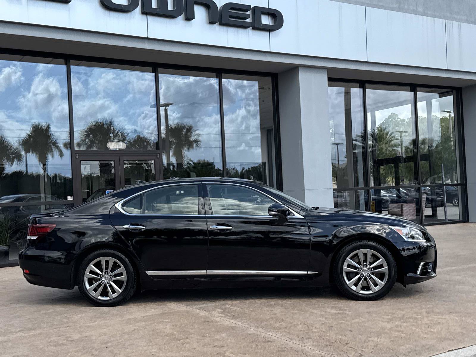 Used 2016 Lexus LS 460 AWD w/ Comfort Package image 2