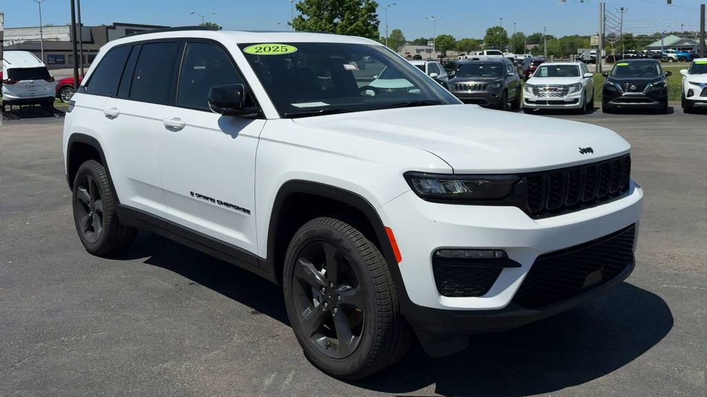 Used 2025 Jeep Grand Cherokee Limited w/ Black Appearance Package AWD/4WD image 9
