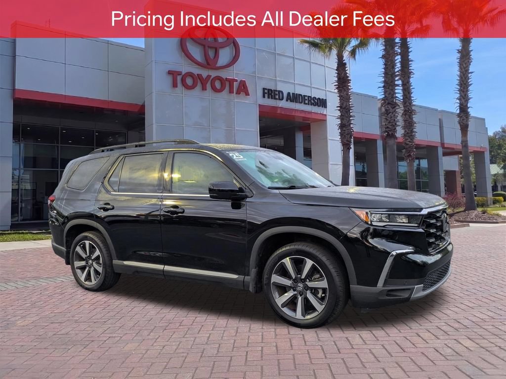 Used 2025 Honda Pilot Touring image 1