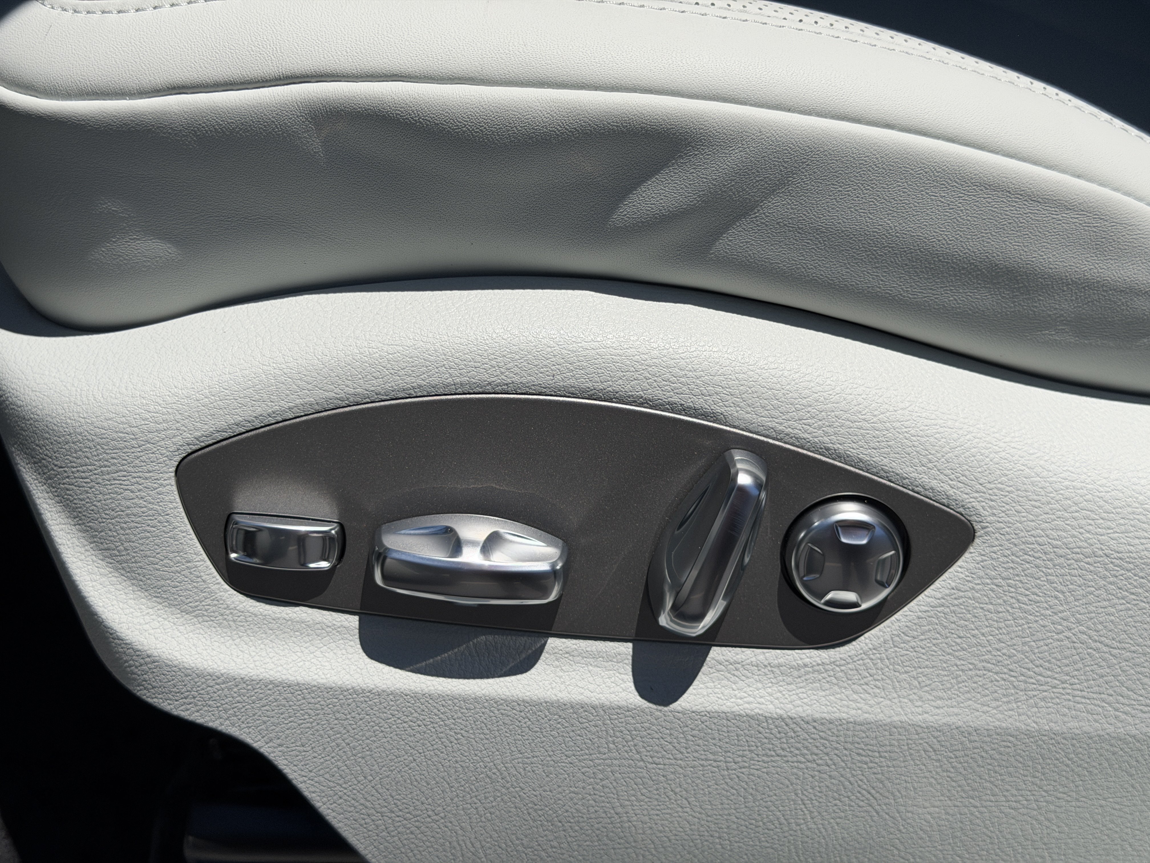 New 2026 Porsche Macan Turbo AWD/4WD image 20