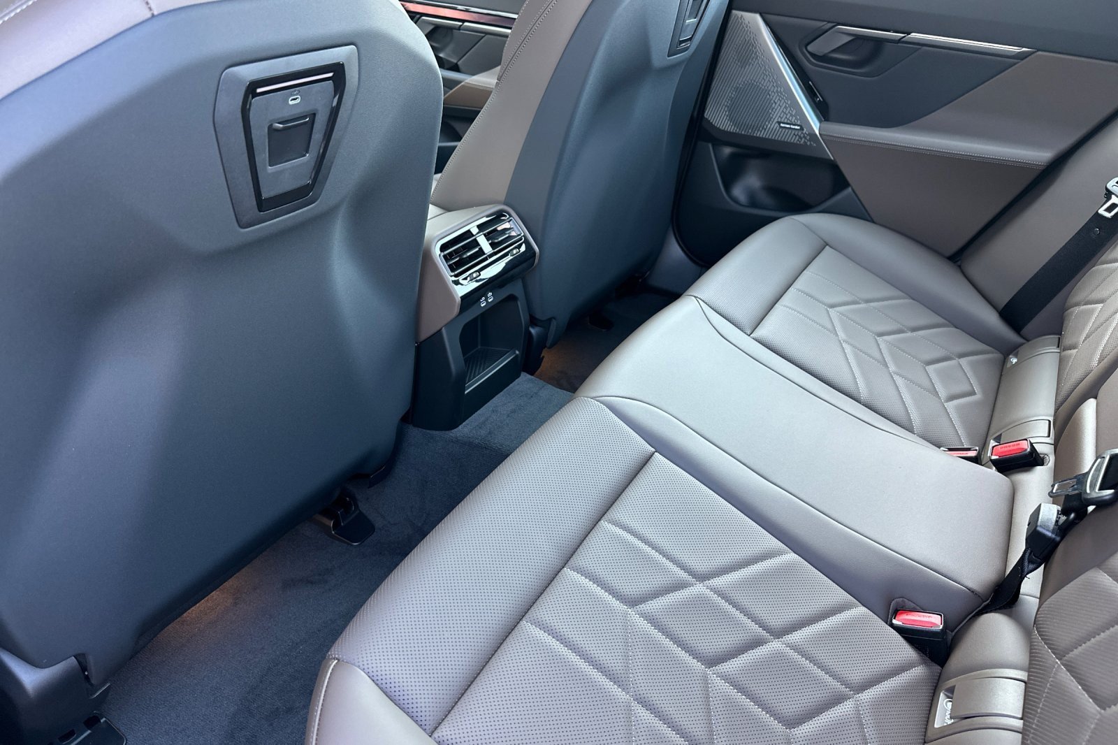 New 2027 BMW i5 eDrive40 w/ Premium Package RWD image 11