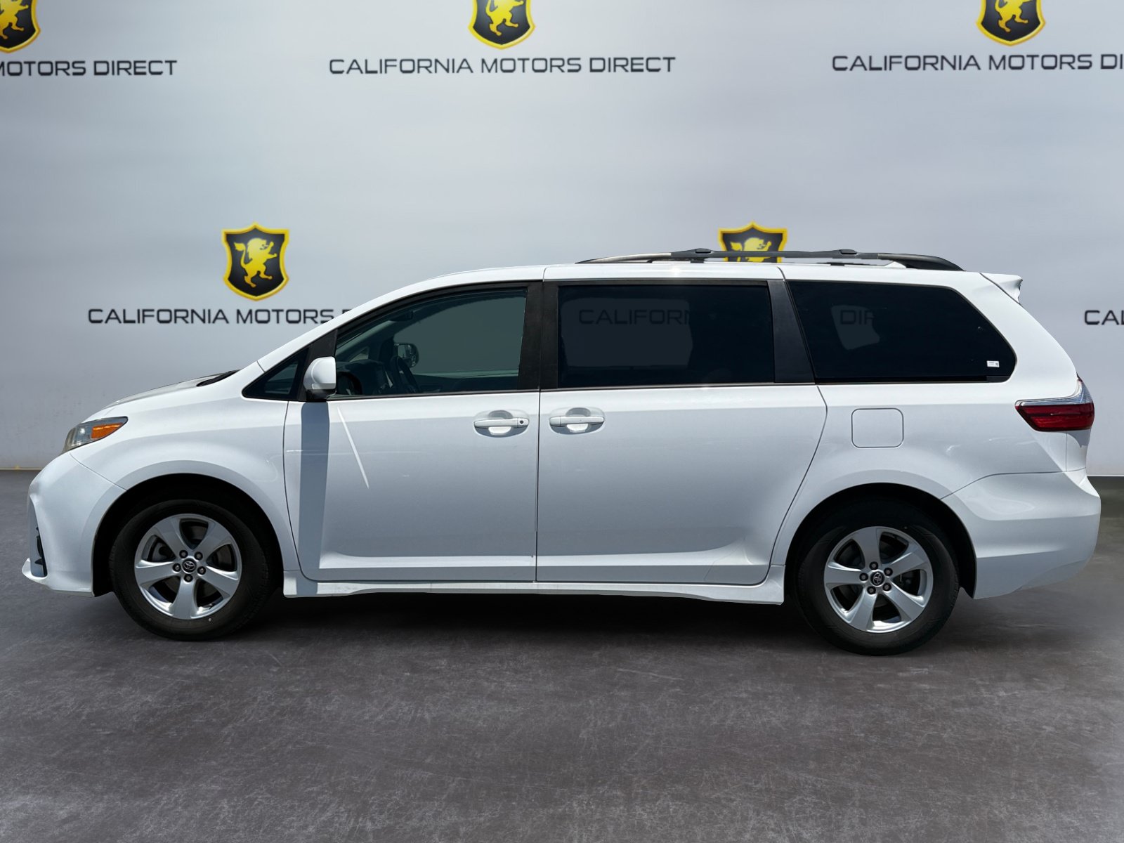 Used 2019 Toyota Sienna LE FWD image 2