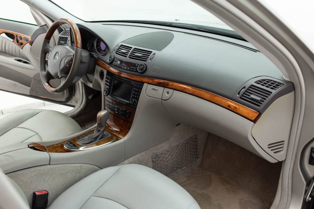 Used 2005 Mercedes-Benz E 500 Sedan w/ Lighting Pkg image 26