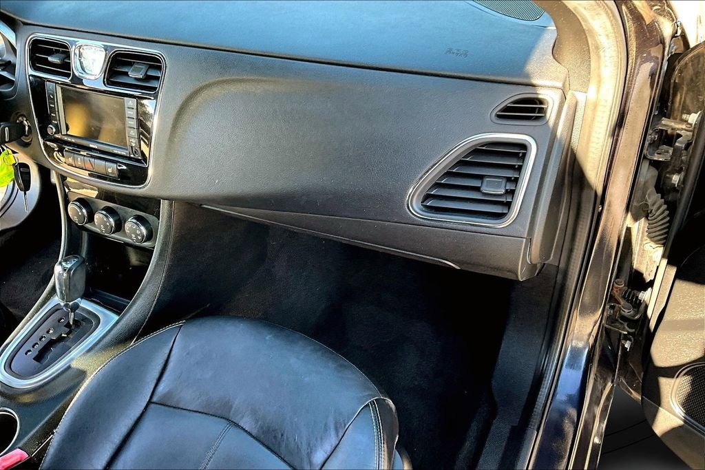 Used 2011 Chrysler 200 Limited FWD image 21