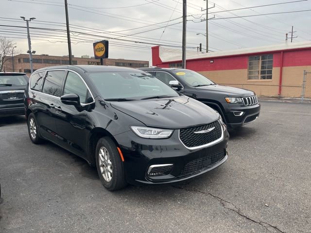 Used 2025 Chrysler Pacifica Select image 3