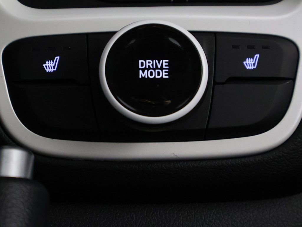 Certified 2025 Hyundai Venue Limited FWD image 38
