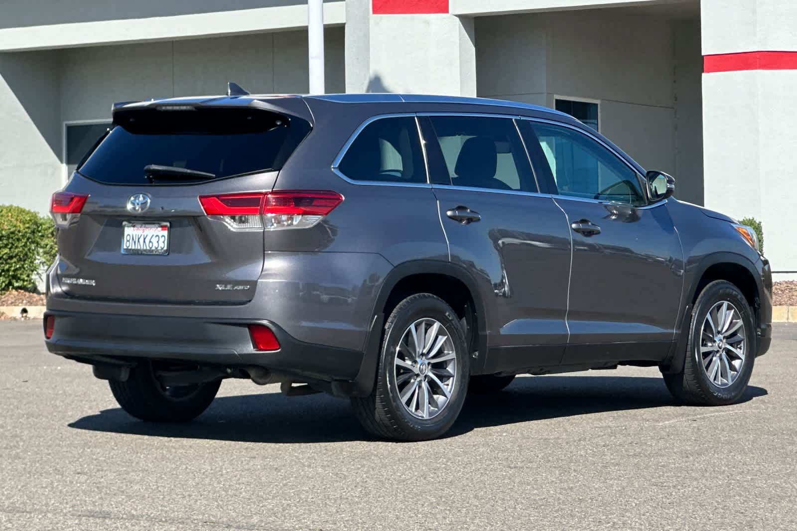 Used 2019 Toyota Highlander XLE AWD/4WD image 2