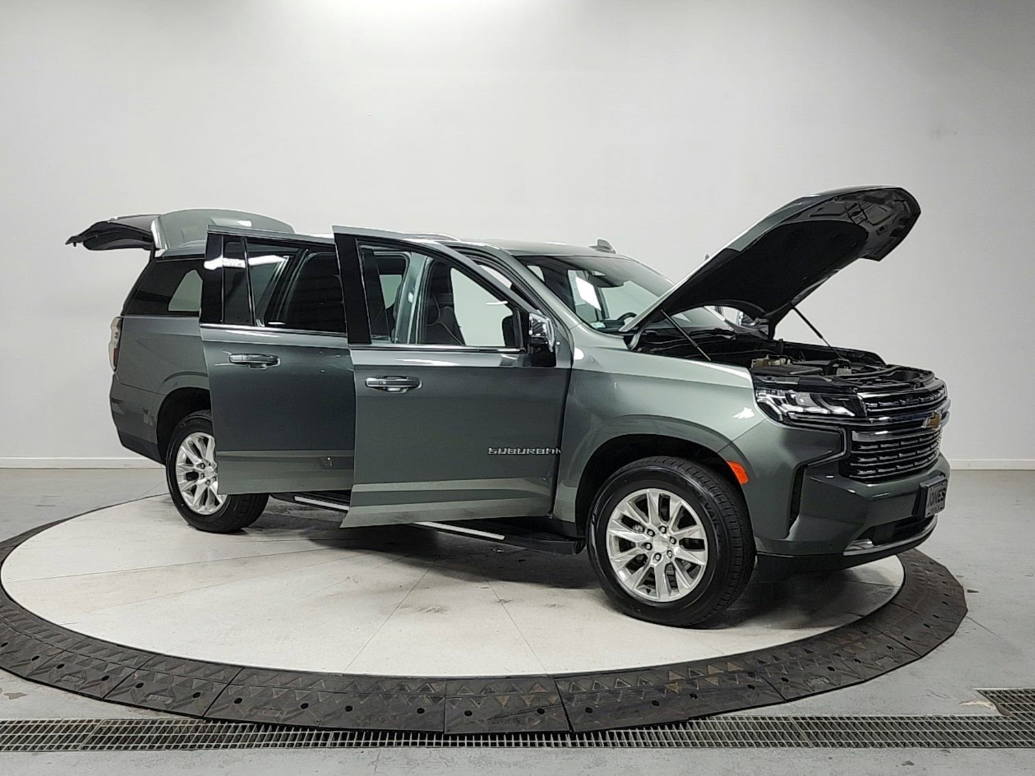 Used 2023 Chevrolet Suburban Premier AWD/4WD image 9
