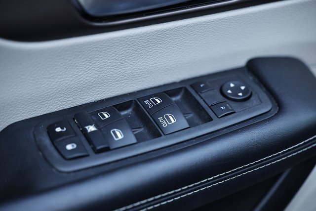 Used 2022 Chrysler Voyager LX image 15