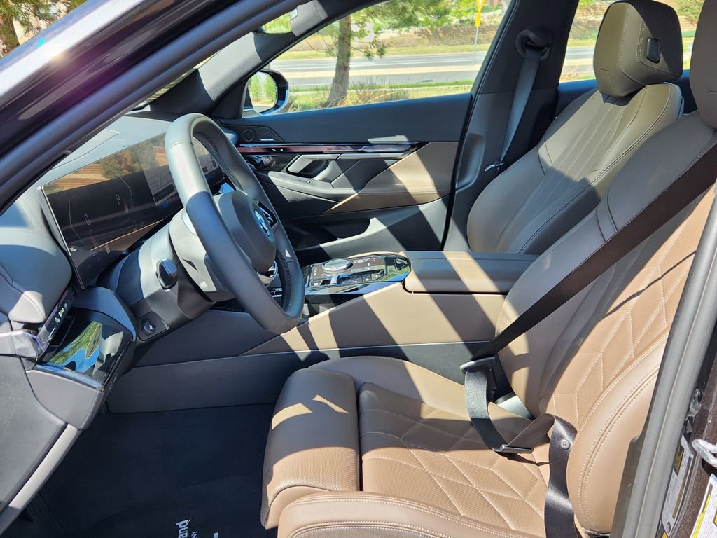 Used 2025 BMW i5 eDrive40i w/ Premium Package RWD image 16