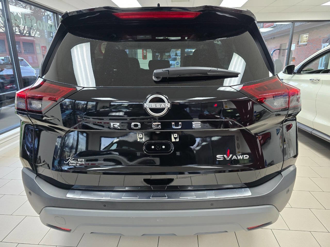 Used 2023 Nissan Rogue SV w/ SV Premium B Package image 11