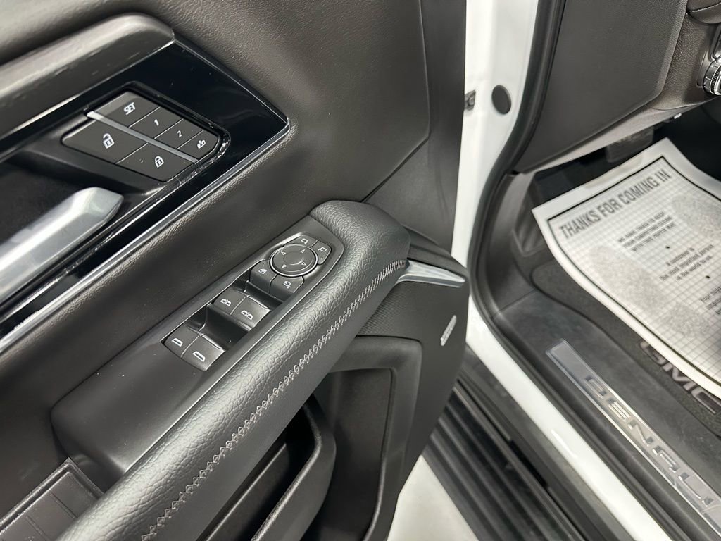 Used 2025 GMC Yukon Denali w/ Sun & Power Step Package image 9